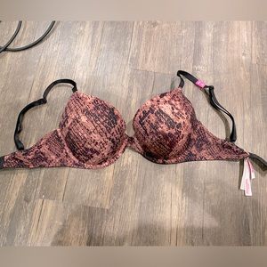 Victoria’s Secret 32DD push up bra